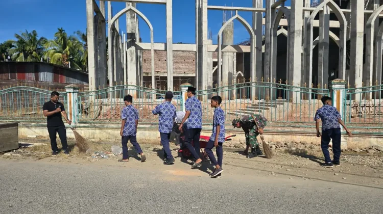 Sambut Ramadhan Muspika Pirak Timu Bersihkan Tempat Ibadah